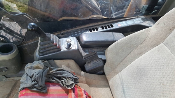 ขาย แบคโฮ CAT 315D จดทะเบียนปี 56 รถใช้งานน้อย ระบบไฟครบ ที่โคนบูมมีเชื่อมหน่อย เอกสารเล่มทะเบียนเต็ม ราคาต่อรองได้