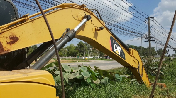 ขาย แบคโฮ CAT 315D จดทะเบียนปี 56 รถใช้งานน้อย ระบบไฟครบ ที่โคนบูมมีเชื่อมหน่อย เอกสารเล่มทะเบียนเต็ม ราคาต่อรองได้