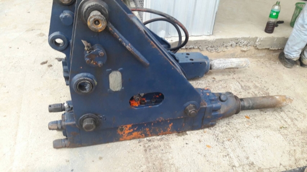 ขายหัวกระแทก  NPK4  ใช้สำหรับรถขุดขนาด 60 รูสลัก 5 มิล ระยะห่าง 24.5cm