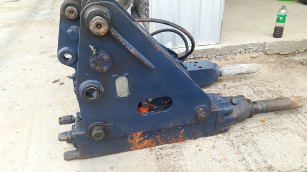 ขายหัวกระแทก  NPK4  ใช้สำหรับรถขุดขนาด 60 รูสลัก 5 0มิล ระยะห่าง 24.5cm ขายราคา 85,000 บาท