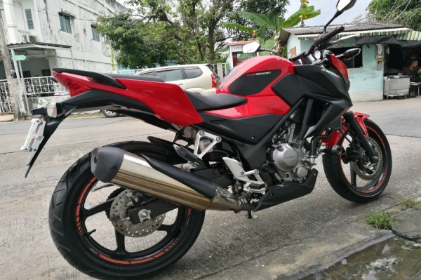 Cb300f 2558 วิ่ง5000โล รถบ้านแท้ เล่มชุดโอนครบ ภาษีพรบถึง60