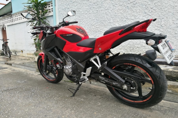 Cb300f 2558 วิ่ง5000โล รถบ้านแท้ เล่มชุดโอนครบ ภาษีพรบถึง60
