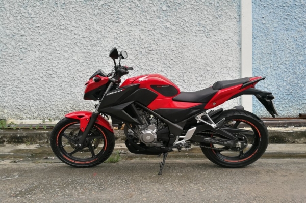 Cb300f 2558 วิ่ง5000โล รถบ้านแท้ เล่มชุดโอนครบ ภาษีพรบถึง60