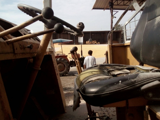 ขายด่วน KOMATSU 515 เอวอ่อน ต่อแขนตักพืชไร่ สภาพพร้อมใช้งาน เครื่องดี เครื่อง6BD1 เกียร์ดี รถใช้งานได้ทันที เอกสารสัญญาซื้อขาย