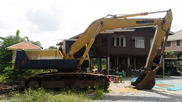 ขายรถแม็คโค KOMATSU PC200 รุ่น5