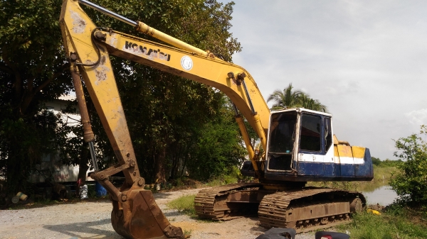 ขายรถแม็คโค KOMATSU PC200 รุ่น5