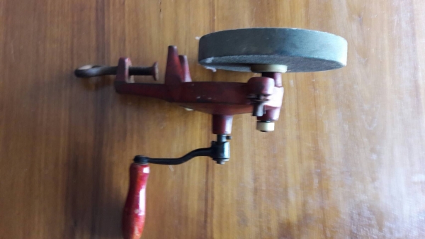 ขายหินเจียรมือหมุนงานเก่าพร้อมใบเจียรขนาด6นิ้ว Made in Germany.