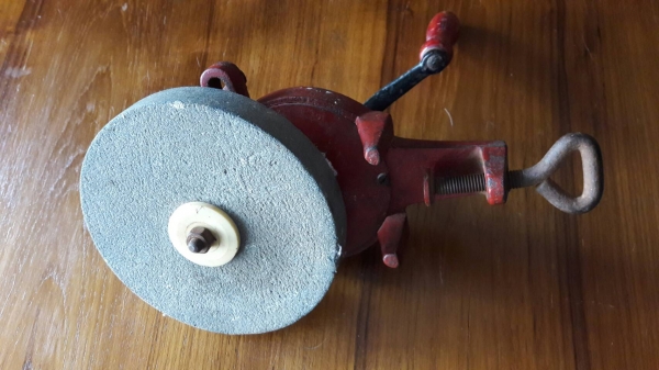 ขายหินเจียรมือหมุนงานเก่าพร้อมใบเจียรขนาด6นิ้ว Made in Germany.