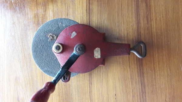 ขายหินเจียรมือหมุนงานเก่าพร้อมใบเจียรขนาด6นิ้ว Made in Germany.