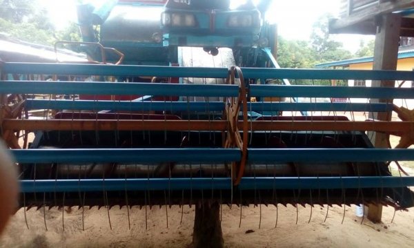 ขายรถเกี่ยวข้าว ไทบเส็งยนต์เครื่องHINO210เทอร์โบว์ ช่วงล่าง10ปั๊ม22ฟิตใหม่