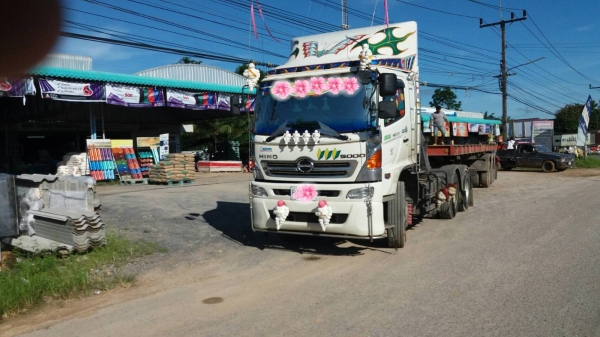 หัวลากอีโน่344 ขายดาวน์ 600,000  ยังค้าง 1,500,000 ผ่อนเดีอนละ 51,000 ยังผ่อน  29 งวด รถปี57 ติดต่อสุขุม0872836792