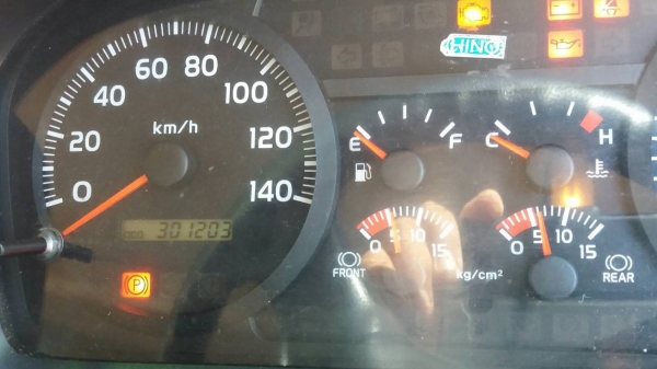 หัวลากอีโน่344 ขายดาวน์ 600,000  ยังค้าง 1,500,000 ผ่อนเดีอนละ 51,000 ยังผ่อน  29 งวด รถปี57 ติดต่อสุขุม0872836792