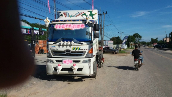 หัวลากอีโน่344 ขายดาวน์ 600,000  ยังค้าง 1,500,000 ผ่อนเดีอนละ 51,000 ยังผ่อน  29 งวด รถปี57 ติดต่อสุขุม0872836792