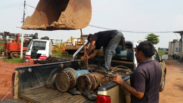 tractor-backhoe ขอบคุณลูกค้ามาจากประทุม บางปะหัน ชื้อเหมา ปั้มน้ำไดโว่ แบบแช่ และเครื่องตัดหญ้าแบบสะ