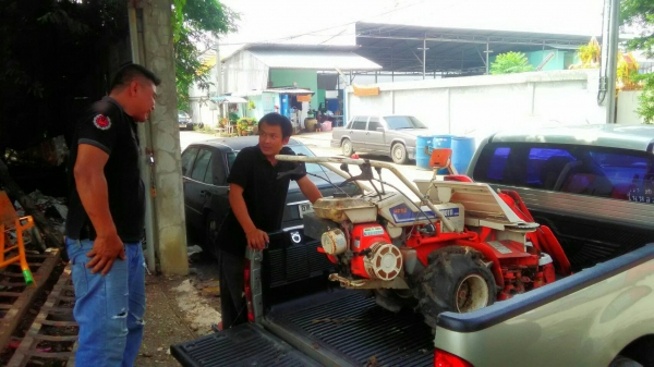 tractor-backhoe ได้จัดส่งรถเกี่ยวข้าววางรายพร้อมมัดแบบเดินตามขึ้นรถให้ลูกค้า ที่ลงมาจากน่าน มารับถึงที่ครับ สุดยอด