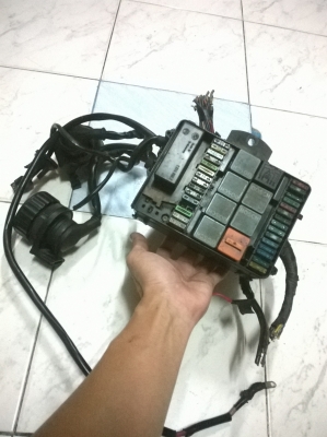 ขายกล่องฟิวส์หน้ารถ e30 สภาพok ราคา1200 โทร0924462525โส กทม