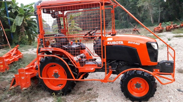 ขายรถไถคูโบต้า  KUBOTA   B2440  พร้อมชุดโครงกันอ้อย SG247  และโรตารี่ RX85B