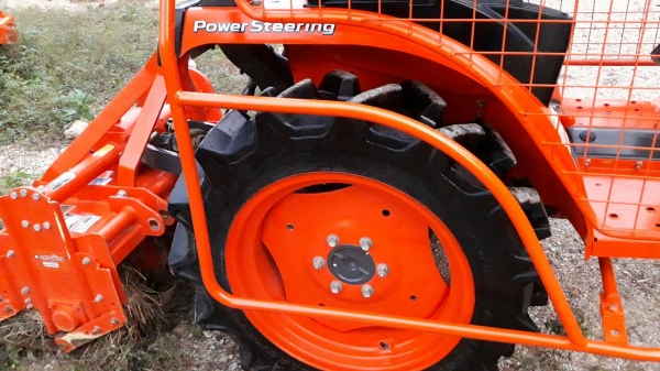 ขายรถไถคูโบต้า  KUBOTA   B2440  พร้อมชุดโครงกันอ้อย SG247  และโรตารี่ RX85B
