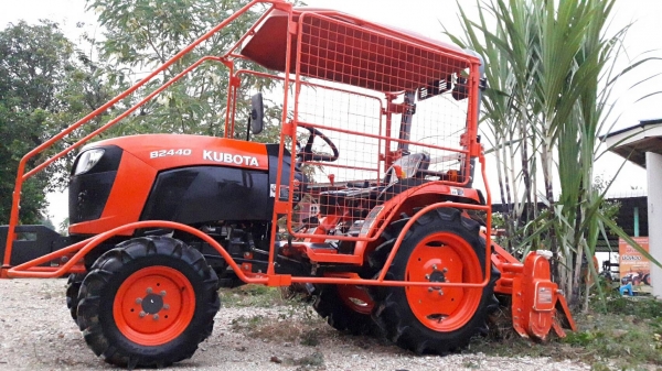 ขายรถไถคูโบต้า  KUBOTA   B2440  พร้อมชุดโครงกันอ้อย SG247  และโรตารี่ RX85B