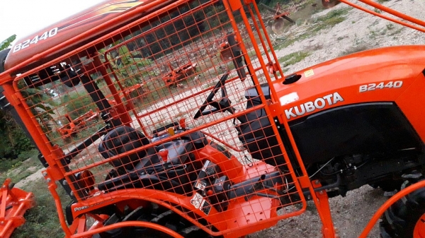 ขายรถไถคูโบต้า  KUBOTA   B2440  พร้อมชุดโครงกันอ้อย SG247  และโรตารี่ RX85B