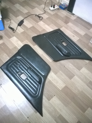 ขายแผงหนังข้างประตู e30 คู่หลัง สภาพok1คู่ราคา900 โทร0924462525โส กทม