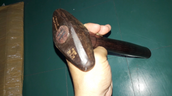 ขายค้อนทุบงานโบราณอังกฤษหนักรวมด้าม1.1กิโลกรัม Made in England.เก่าด้ามไม้มงคลสวยงาม