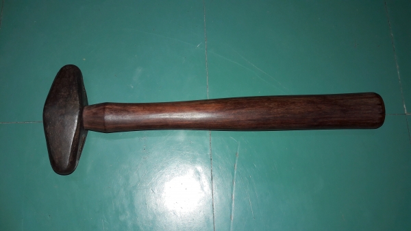 ขายค้อนทุบงานโบราณอังกฤษหนักรวมด้าม1.1กิโลกรัม Made in England.เก่าด้ามไม้มงคลสวยงาม