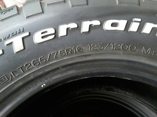 BF KM2 ขนาด 265-75-16 ปลายปี09 สภาพสวยๆ 1ชุด BF KM2 ขนาด 265-75-16 ปลายปี09 สภาพสวยๆ 1ชุด