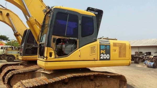 ขาย 1,650,000 KOMATSU pc 200-7 ทำงาน 5,000 ชั่วชทม. เครื่องดี โช่หนา เอวแน่น ปั้มดีไฟฟ้าครบ  เอกสารเล่มทะเบียน รถอยู่ ยโสธร 090-772-3710 090-772-3708