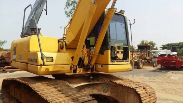 ขาย 1,650,000 KOMATSU pc 200-7 ทำงาน 5,000 ชั่วชทม. เครื่องดี โช่หนา เอวแน่น ปั้มดีไฟฟ้าครบ  เอกสารเล่มทะเบียน รถอยู่ ยโสธร 090-772-3710 090-772-3708