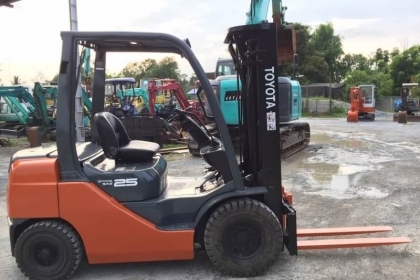 ขาย รถฟอร์คลิฟท์ TOYOTA 2.5ตัน เสา 4.70 เมตร เครื่องดีเซล เก่าญี่ปุ่น โทร.090-986-2521 อ๊อบ
