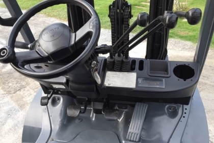 ขาย รถฟอร์คลิฟท์ TOYOTA 2.5ตัน เสา 4.70 เมตร เครื่องดีเซล เก่าญี่ปุ่น โทร.090-986-2521 อ๊อบ