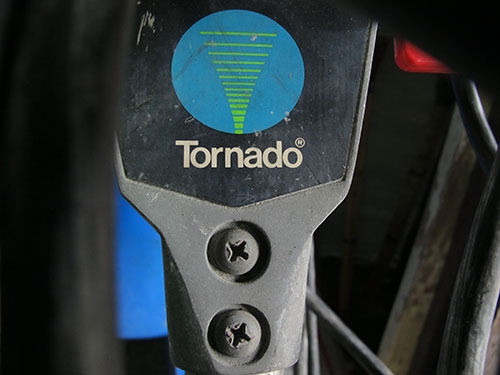 ขายเครื่องขัดพื้น TORNADO ของอเมริกาใช้ไฟ220โวลท์มาพร้อมสายยาวๆเลยครับ ขายเครื่องขัดพื้น TORNADO ของอเมริกาใช้ไฟ220โวลท์มาพร้อมสายยาวๆเลยครับ