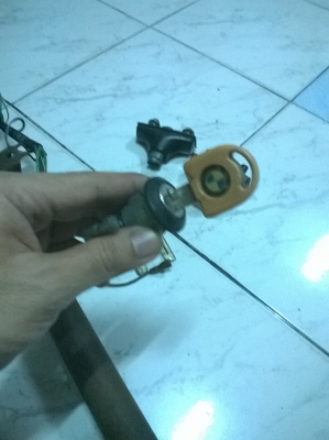 ขายชุดคอพวงมาลัยe30 พร้อมกุนแจและตูดสวิตกุนแจ  ให้หมดเลยตามรูป สภาพok ราคา1500 โทร0924462525โส กทม