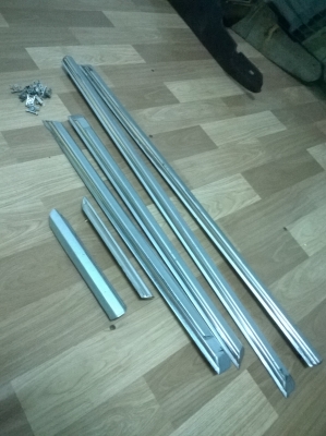 ขายชุดคิ้วโคมเมียมe30 4ประตู สภาพokไม่มีบุบทรงสวย ราคา1500 โทร0924462525โส กทม