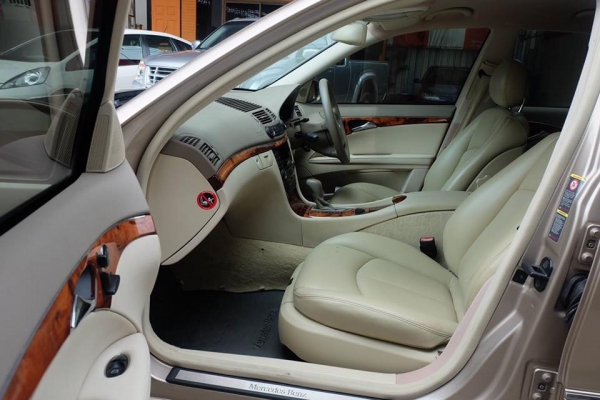 Mercedes Benz E220 สีบ.ทอง ปี 2004 *ดีเซล Mercedes Benz E220 สีบ.ทอง ปี 2004 *ดีเซล