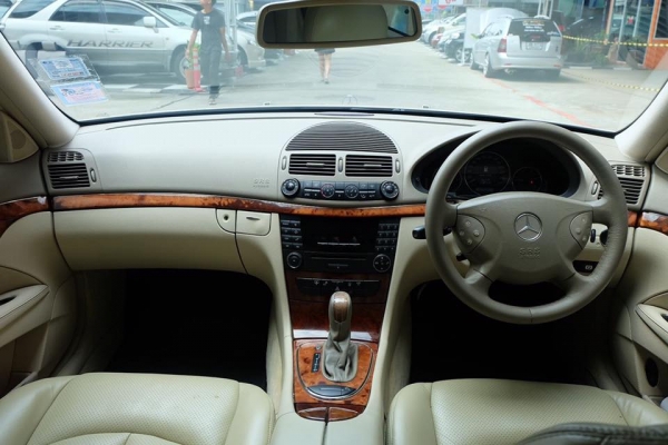 Mercedes Benz E220 สีบ.ทอง ปี 2004 *ดีเซล Mercedes Benz E220 สีบ.ทอง ปี 2004 *ดีเซล