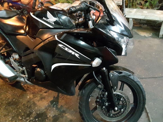 ขาย Honda CBR 150 i ปี 57 สีดำ เครื่องดีเดิมๆ สภาพภายนอกสวย มีรอยสติ๊กเกอร์ด้านขวาตามรูป เล่มพร้อมชุดโอน ขาย Honda CBR 150 i ปี 57 สีดำ เครื่องดีเดิมๆ สภาพภายนอกสวย มีรอยสติ๊กเกอร์ด้านขวาตามรูป เล่มพร้อมชุดโอน