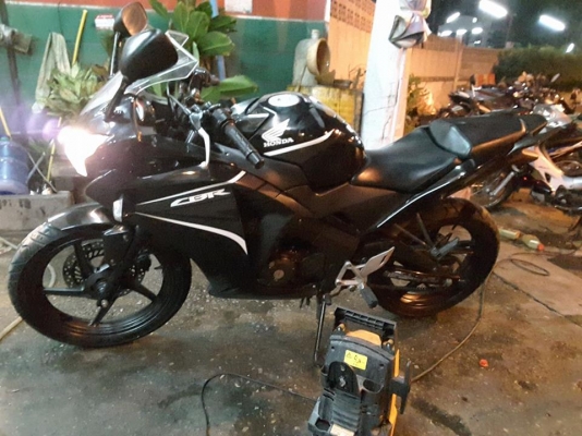 ขาย Honda CBR 150 i ปี 57 สีดำ เครื่องดีเดิมๆ สภาพภายนอกสวย มีรอยสติ๊กเกอร์ด้านขวาตามรูป เล่มพร้อมชุดโอน