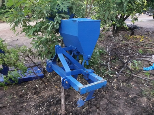 เครื่องหยอดปุ๋ย สภาพดีมาก ส่งได้ทั่วไทย