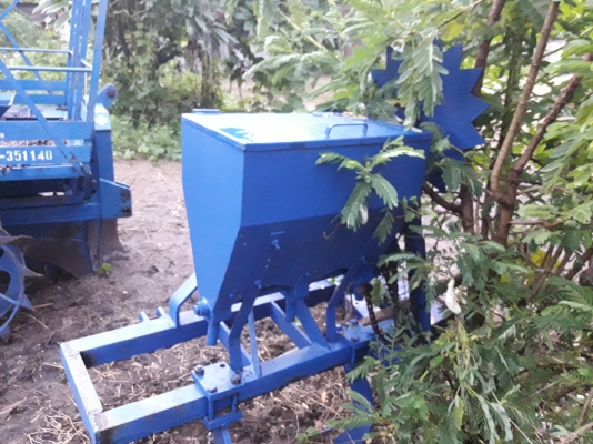 เครื่องหยอดปุ๋ย สภาพดีมาก ส่งได้ทั่วไทย