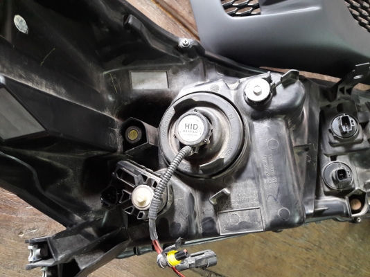 ไฟหน้า Revo ตัว E แท้ติดรถ พร้อมหลอดซีนอร์ ไฟหน้า Revo ตัว E แท้ติดรถ พร้อมหลอดซีนอร์