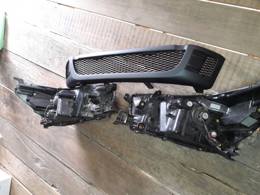 ไฟหน้า Revo ตัว E แท้ติดรถ พร้อมหลอดซีนอร์ ไฟหน้า Revo ตัว E แท้ติดรถ พร้อมหลอดซีนอร์