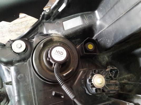 ไฟหน้า Revo ตัว E แท้ติดรถ พร้อมหลอดซีนอร์ ไฟหน้า Revo ตัว E แท้ติดรถ พร้อมหลอดซีนอร์