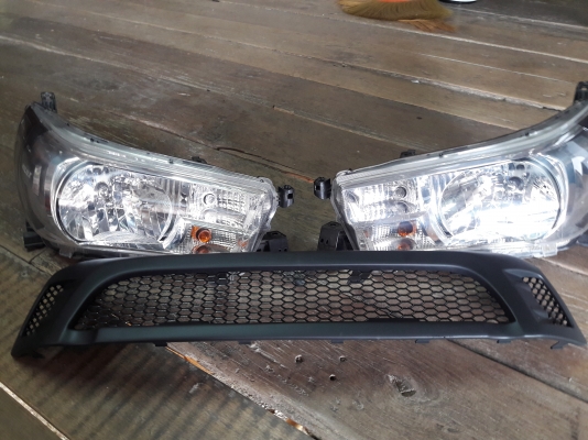 ไฟหน้า Revo ตัว E แท้ติดรถ พร้อมหลอดซีนอร์