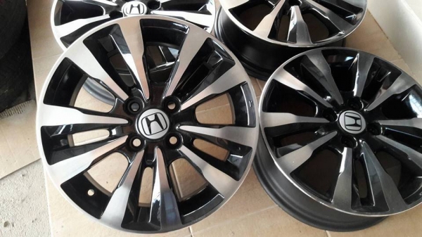 ขายล้อแม็ก honda city 15"&times;5.5" สีดำหน้าเงา สนใจติดต่อ ร้าน ก.เจริญการยาง ครับ 081-3747940
