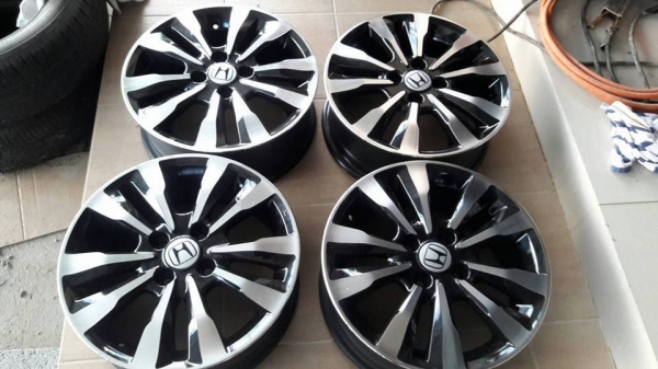 ขายล้อแม็ก honda city 15"&times;5.5" สีดำหน้าเงา สนใจติดต่อ ร้าน ก.เจริญการยาง ครับ 081-3747940