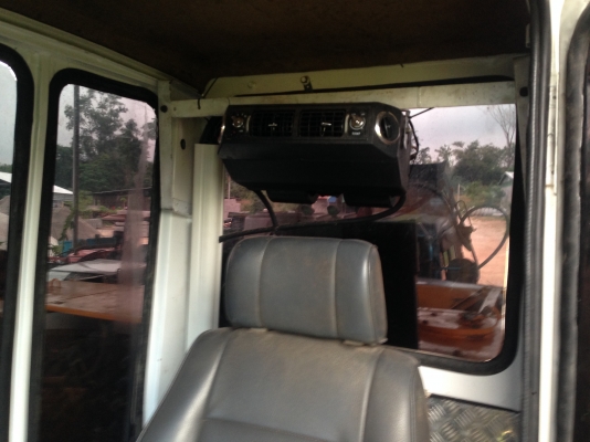 ขายแมคโครพีซี200-5รถพร้อมใช้งานไฟฟ้าครบแอร์เย็นเอกสารพร้อม สีเพิ่งทำมาใหม่