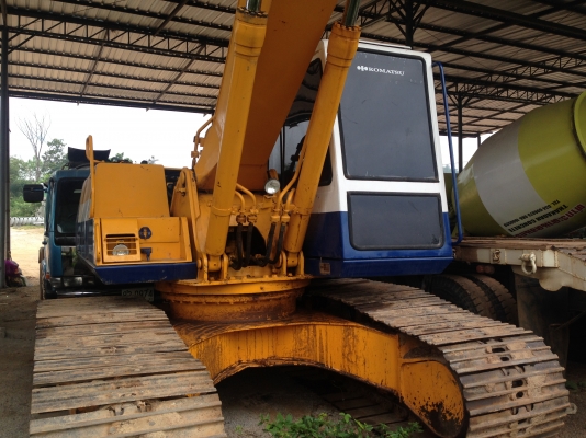 ขายแมคโครพีซี200-5รถพร้อมใช้งานไฟฟ้าครบแอร์เย็นเอกสารพร้อม สีเพิ่งทำมาใหม่