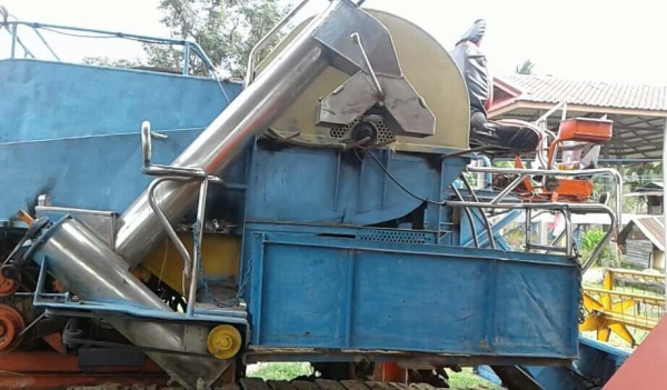 ขายรถเกี่ยวข้าววิชาญรองกระสอบ.เดิน8htปั้ม22เครื่อง6bg1รถใช้งานได้เลย